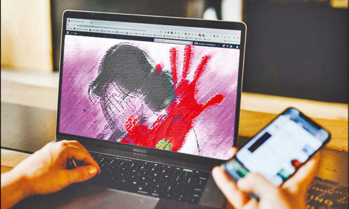 இன்டர்நெட் மூலம் தோழிகளை விலை பேசிய கல்லூரி மாணவி