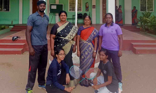 இறகு பந்து போட்டியில் பல்லடம் விவேகானந்தா பள்ளி மாணவிகள் சாதனை