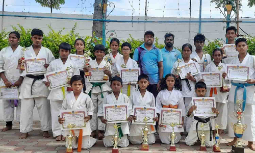 கராத்தே போட்டியில் அரசு பள்ளி மாணவர்கள் சாதனை