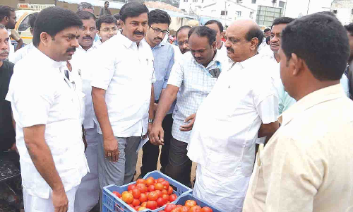 திருப்பூர் உழவர்சந்தையில் அதிகாலையில் அமைச்சர் மு.பெ.சாமிநாதன் திடீர் ஆய்வு - விவசாயிகளிடம் குறைகளை கேட்டறிந்தார்