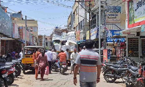 சாலையோரம் நிறுத்தப்படும் வாகனங்களால் உடுமலையில் போக்குவரத்து பாதிப்பு