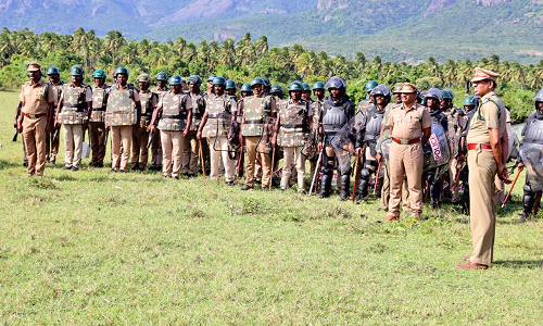 தென்காசி மாவட்ட  ஆயுதப்படை காவலர்களின் கலவர தடுப்பு ஒத்திகை நிகழ்ச்சி