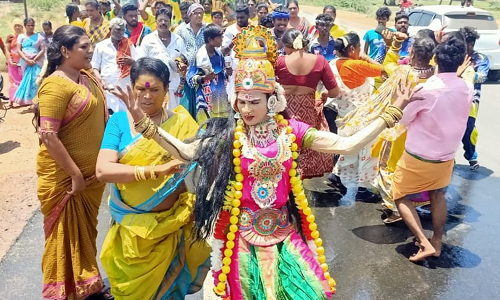 பால்குடம் எடுத்து நேர்த்திக்கடன் செலுத்திய திருநங்கைகள்