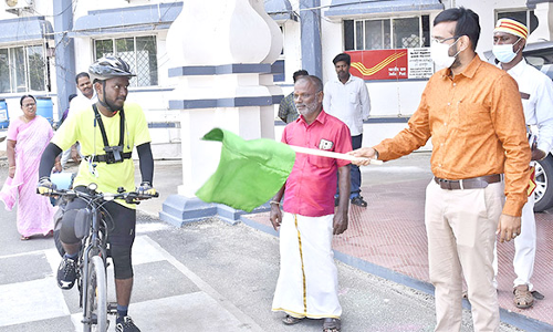 கல்லூரி மாணவனின் சைக்கிள் பயணம்- கலெக்டர் தொடங்கி வைத்தார்