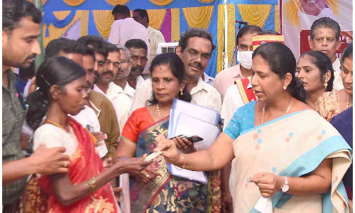 தீர்த்தகிரீஸ்வரர் கோவில் பகுதியில்  பிச்சை எடுத்த பெண்ணுக்கு வீட்டு மனை, ரேஷன்கார்டு-  தருமபுரி கலெக்டர் சாந்தி வழங்கினார்