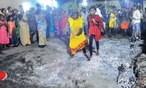 ஆட்டுப்பட்டி பத்ரகாளியம்மன் கோவிலில் தீமிதி திருவிழா