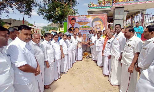 காவேரிப்பட்டினம் அருகே   சாலை அமைக்கும் பணிகள்