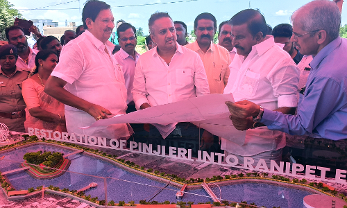 வாலாஜா, பிஞ்சி ஏரியில் அமைச்சர்கள் நேரு, காந்தி ஆய்வு