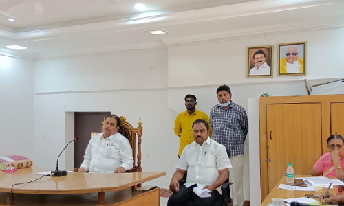 குப்பைகள் மலைபோல் குவிந்து கிடக்கிறது