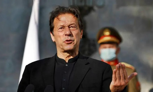 சல்மான் ருஷ்டி மீதான தாக்குதல் நியாயமற்றது - இம்ரான்கான் கண்டனம்