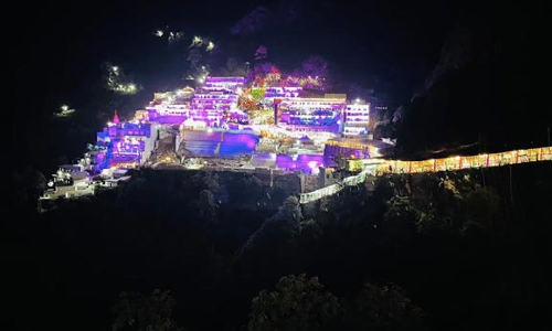 கனமழையால் கரைபுரண்டு ஓடிய வெள்ளம்...வைஷ்ணவ தேவி கோவிலில் பக்தர்கள் தரிசனம் நிறுத்தி வைப்பு