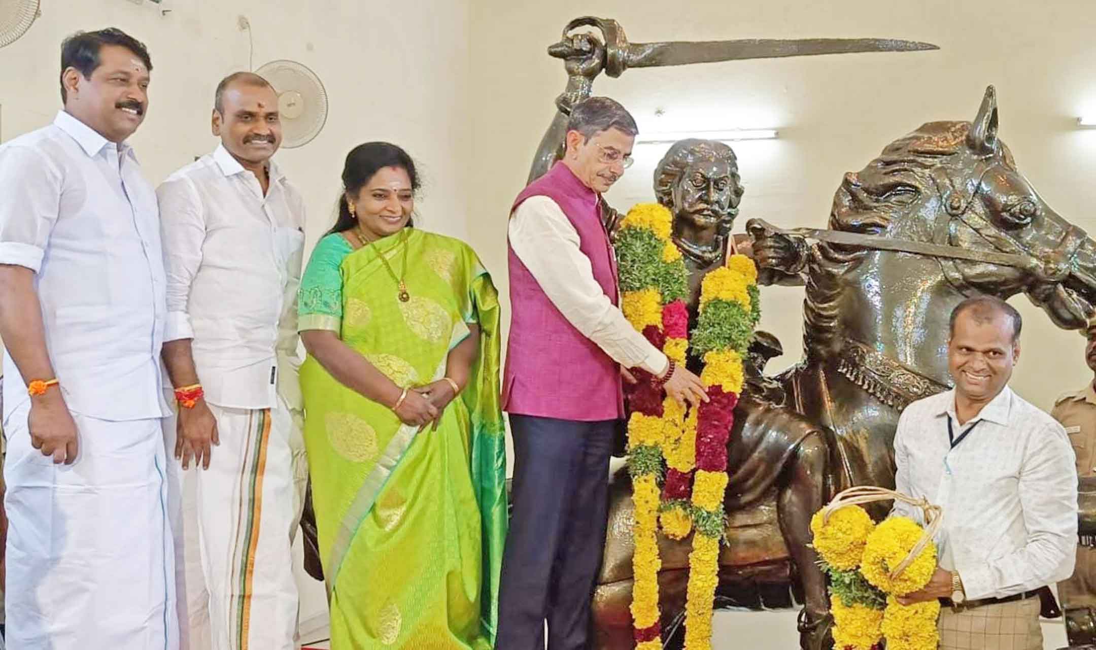 நெல்லையில் நடைபெற்ற விழாவில் ஒண்டிவீரன் நினைவு தபால் தலையை தமிழக கவர்னர் ஆர்.என்.ரவி வெளியிட்டார் நெல்லையில் நடைபெற்ற விழாவில் ஒண்டிவீரன் நினைவு தபால் தலையை தமிழக கவர்னர் ஆர்.என்.ரவி வெளியிட்டார்