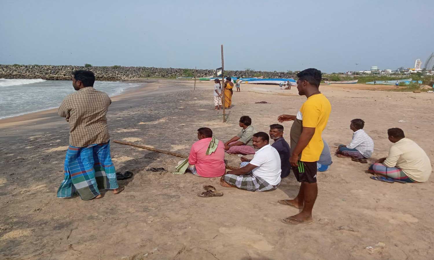 குளச்சல் கடலில் மாயமானவரை தேடும் பணி தீவிரம் குளச்சல் கடலில் மாயமானவரை தேடும் பணி தீவிரம்