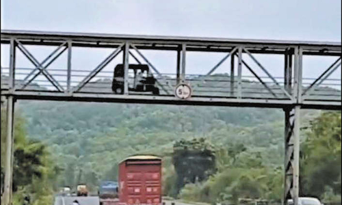 மும்பையில் நெடுஞ்சாலையை கடக்க நடைமேம்பாலத்தில் ஆட்டோவை ஓட்டிச்சென்ற டிரைவர்