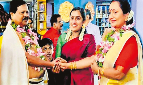 கேரளாவில் நெகிழ்ச்சி சம்பவம்: தாயாருக்கு 2-வது திருமணம் நடத்தி வைத்த மகள்