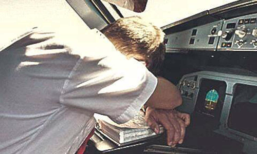 விமானம் 37 ஆயிரம் அடி உயரத்தில் பறந்த போது அசந்து தூங்கிய விமானிகள்