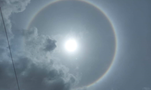 ஊட்டியில் ஒளிவட்டத்துடன் காணப்படும் சூரியன்