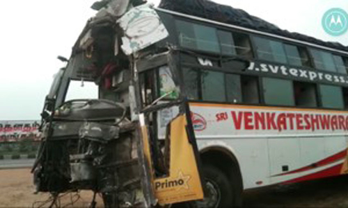 விக்கிரவாண்டி அருகே ஆம்னி பஸ் டிப்பர் லாரி மோதல்: பயணிகள் 10 பேர் காயம்