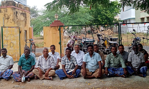 சிவகிரி அரசு விசைத்தறி கூட ஊழியர்கள் உள்ளிருப்பு போராட்டம்