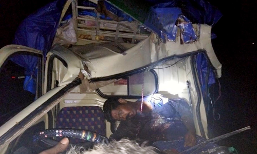 லாரி மீது சரக்கு வாகனம் மோதல்:மகன் கண் முன்பு தந்தை பலி