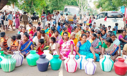 குடிநீர் கேட்டு காலி குடங்களுடன் பெண்கள் சாலை மறியல்