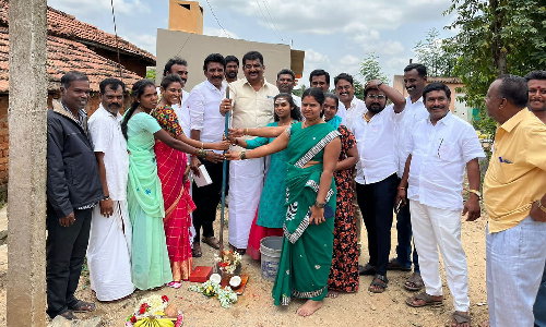 பி.குருபரப்பள்ளி ஊராட்சியில்   சிமெண்ட் சாலை அமைக்கும் பணி