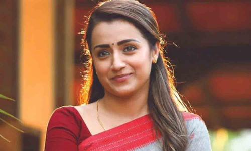 நடிகை திரிஷாவின் கேரவனை சூழ்ந்த ரசிகர்களால் பரபரப்பு