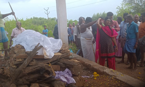 தந்தை உடலுக்கு மயானம் வரை வந்து இறுதி சடங்கு செய்த பட்டதாரி மகள்