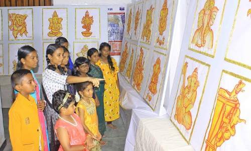 அரசு அருங்காட்சியக போட்டியில் மஞ்சள்,குங்குமத்தால் வரைந்த 108 விநாயகர் ஓவியங்கள் -மாணவி அசத்தல்