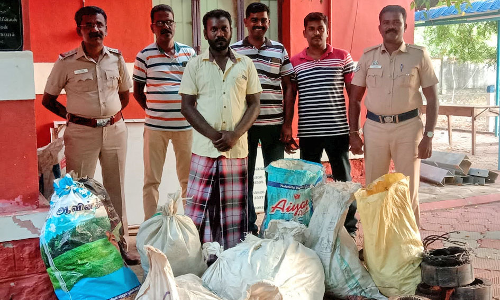 சாத்தான்குளத்தில்  மின்வாரிய அலுவலகத்தில் ரூ.3.58 லட்சம் மதிப்பிலான வயர்  திருடிய வாலிபர் கைது