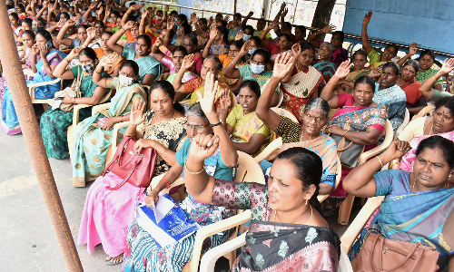 சத்துணவு ஊழியர்கள் தர்ணா போராட்டம்