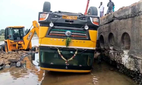 தடை செய்யப்பட்ட தரைப்பாலத்தில் சென்ற லாரி கவிழ்ந்து விபத்து- மேம்பாலம் கட்ட பொதுமக்கள் கோரிக்கை