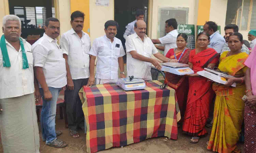 தென்னம்பாளையம் உழவர்சந்தை விவசாயிகளுக்கு மின்னணு தராசு -  செல்வராஜ் எம்.எல்.ஏ., வழங்கினார்