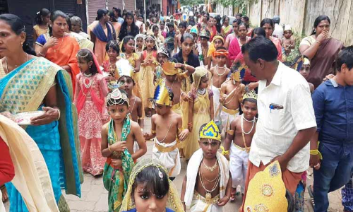கிருஷ்ணர்-ராதை வேடமணிந்து சிறுவர்கள் ஊர்வலம்