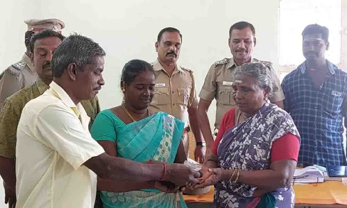 சாலையில் கிடந்த பணம்-நகையை மீட்டு கொடுத்த தம்பதிக்கு பாராட்டு