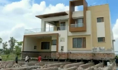 விரைவுச் சாலைப் பணிக்காக கட்டிய வீட்டை நகர்த்தி இடம் கொடுத்த விவசாயி