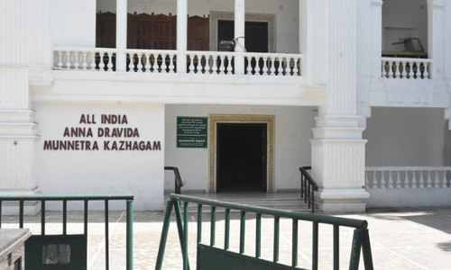 அ.தி.மு.க. அலுவலகத்தில் நுழைய தொண்டர்களுக்கு அனுமதி மறுப்பு- தலைமைக்கழகம் திடீர் உத்தரவு