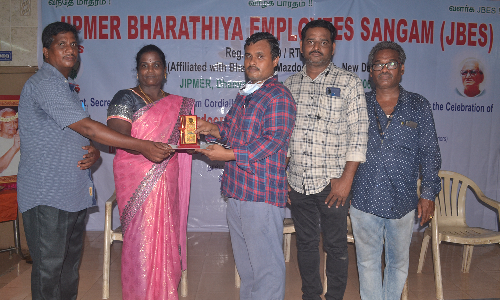 சிறப்பாக பணியாற்றிய ஊழியர்களுக்கு விருது