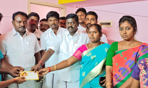 சங்கை: விபத்தில் தாயை இழந்த மாணவிகளின் கல்வி செலவுக்கு ரூ.20 ஆயிரம் உதவித்தொகை-சிவபத்மநாதன் வழங்கினார்