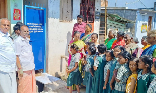 செங்கோட்டை அருகே அரசு பள்ளிக்கு பொதுப்பாதை திறப்பு