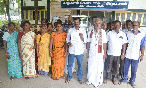 மோட்டூர் காலனியில்  மாரியம்மன் கோவிலை பூட்டியவர்கள்   மீது நடவடிக்கை எடுக்க வேண்டும்-  கிராம மக்கள், உதவி கலெக்டர் அலுவலகத்தில் மனு