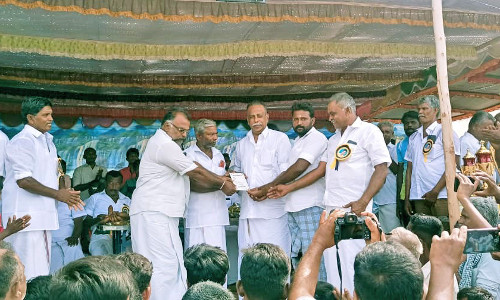 சாத்தான்குளம் அருகே மாட்டு வண்டிகள் போட்டி-  காளைகள் சீறி பாய்ந்தன