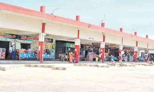 ரத்த வெள்ளத்தில் மயங்கி கிடந்த வாலிபர் -பரபரப்பு