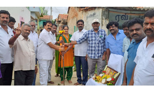 பாகலூரில்  ரூ.5 லட்சம் மதிப்பில், புதிதாக   சிமெண்ட் சாலை அமைக்கும் பணி