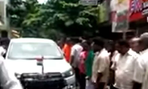 காங், மேலிட பார்வையாளர் தினேஷ் குண்டுராவ் காரை வழிமறித்து புதுவை நிர்வாகிகள் போராட்டம்