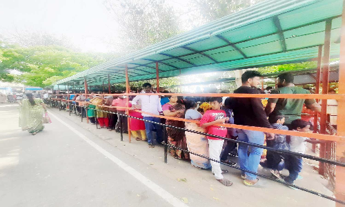 ஞாயிற்றுக்கிழமை விடுமுறையையொட்டி கன்னியாகுமரியில் குவிந்த  சுற்றுலா பயணிகள்