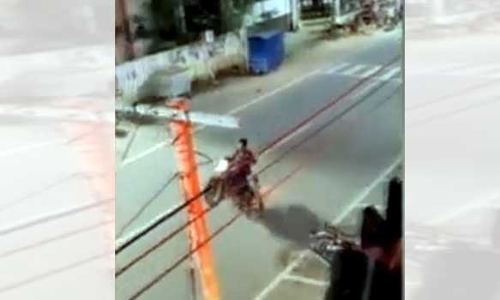 பாளை வ.உ.சி மைதானம் பகுதியில் ஆபத்தான முறையில் மோட்டார் சைக்கிள் சாகசம் செய்யும் வாலிபர்கள் - போலீஸ் நடவடிக்கை பாய்கிறது