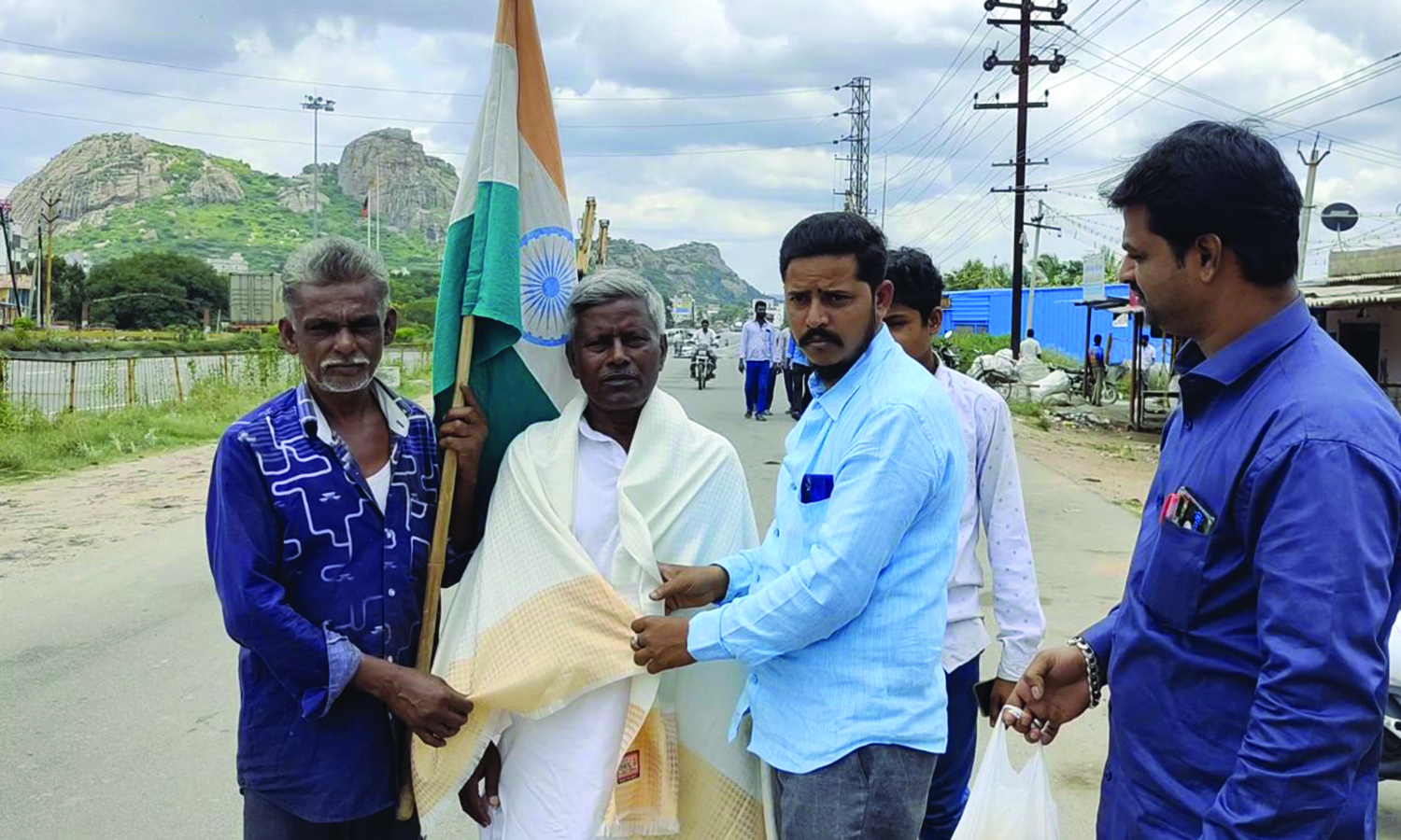 உலக அமைதிக்காக 67 வயது முதியவர் இந்தியா முழுவதும் நடைபயணம்- சூளகிரியில் சமூக ஆர்வலர்கள் வரவேற்றனர் உலக அமைதிக்காக 67 வயது முதியவர் இந்தியா முழுவதும் நடைபயணம்- சூளகிரியில் சமூக ஆர்வலர்கள் வரவேற்றனர்