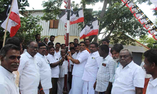 63 வேலம்பாளையம் பகுதியில் அ.ம.மு.க., கொடியேற்று விழா