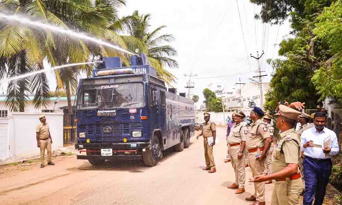 போலீசாருக்கு கலவர தடுப்பு ஒத்திகை பயிற்சி